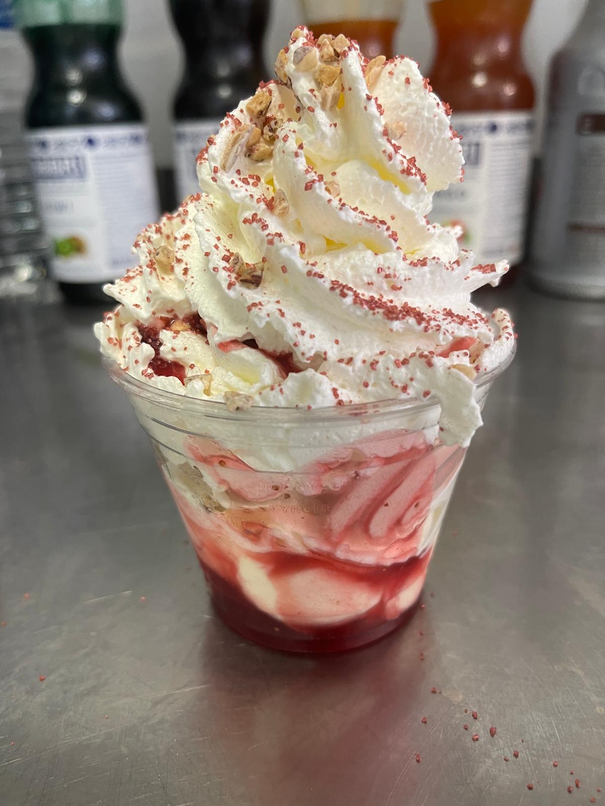 Coupe glacée chantilly fraise