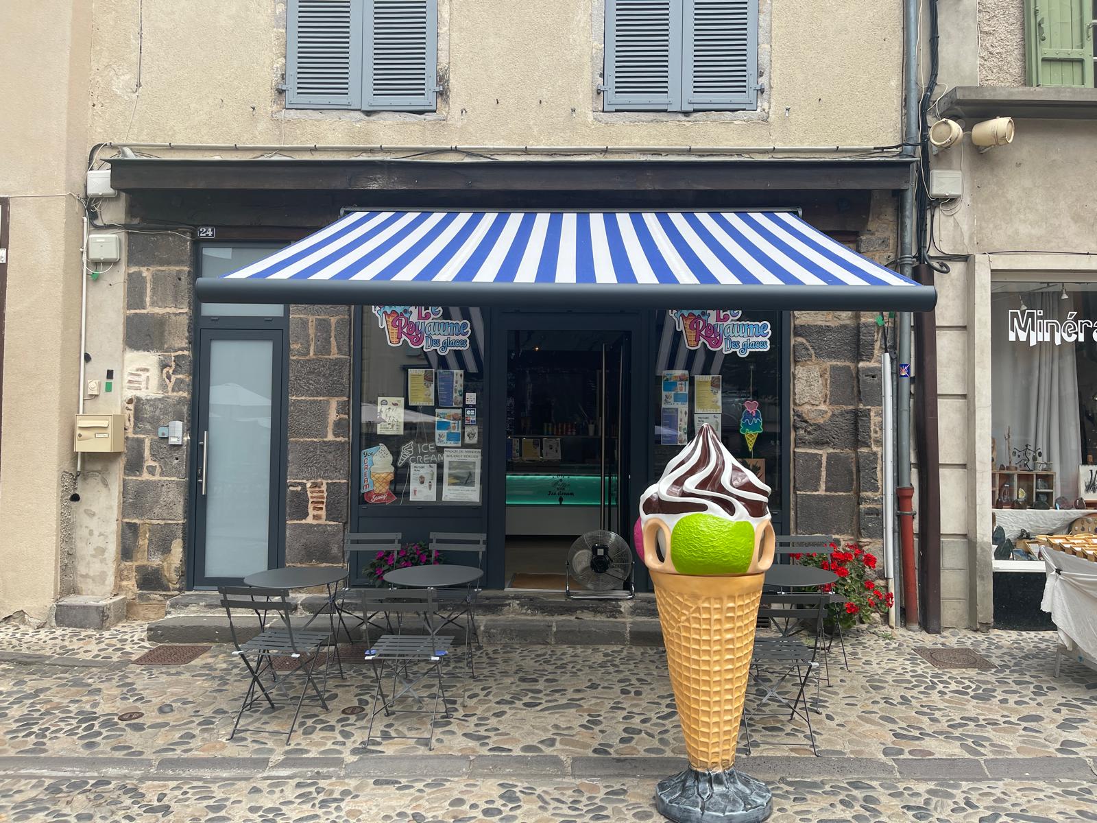 Façade du Royaume des Glaces à Brioude avec terrasse